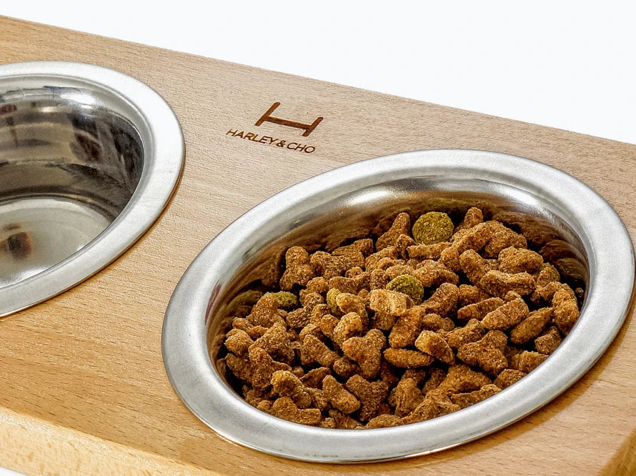 LUNCH BAR Katzennapf / Holz Napfständer mit zwei Edelstahlnäpfen für Katzen / weißer Metallrahmen