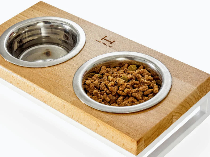 LUNCH BAR Katzennapf / Holz Napfständer mit zwei Edelstahlnäpfen für Katzen / weißer Metallrahmen