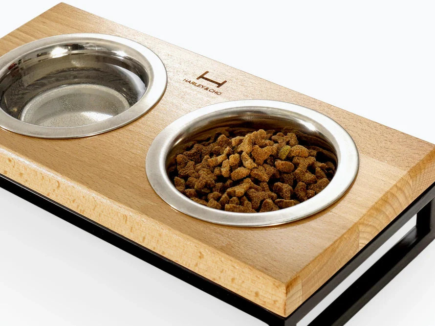 LUNCH BAR Hundenapf / Holz Napfständer mit zwei Edelstahlnäpfen für kleine Hunde / schwarzer Metallrahmen