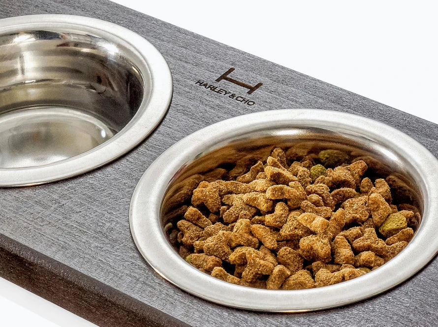 LUNCH BAR Hundenapf / Holz Napfständer mit zwei Edelstahlnäpfen für kleine Hunde / weißer Metallrahmen
