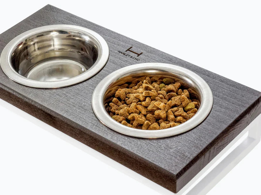 LUNCH BAR Katzennapf / Holz Napfständer mit zwei Edelstahlnäpfen für Katzen / weißer Metallrahmen