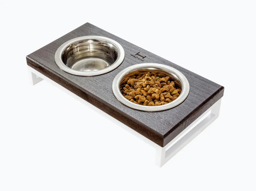 LUNCH BAR Hundenapf / Holz Napfständer mit zwei Edelstahlnäpfen für kleine Hunde / weißer Metallrahmen