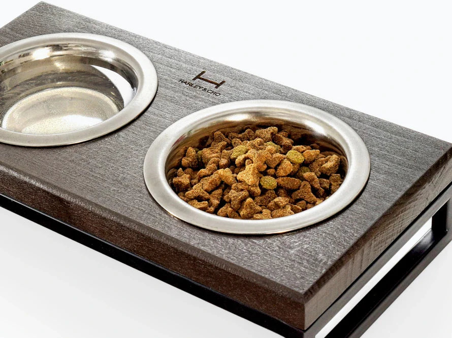 LUNCH BAR Hundenapf / Holz Napfständer mit zwei Edelstahlnäpfen für kleine Hunde / schwarzer Metallrahmen