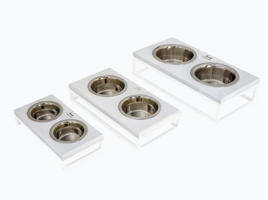 LUNCH BAR Hundenapf / Holz Napfständer mit zwei Edelstahlnäpfen für kleine Hunde / weißer Metallrahmen
