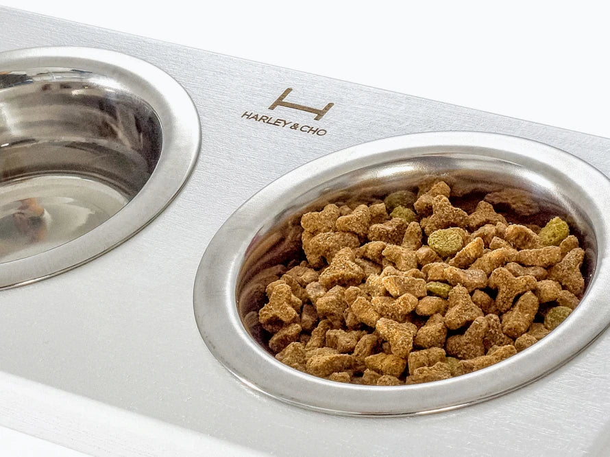 LUNCH BAR Katzennapf / Holz Napfständer mit zwei Edelstahlnäpfen für Katzen / weißer Metallrahmen