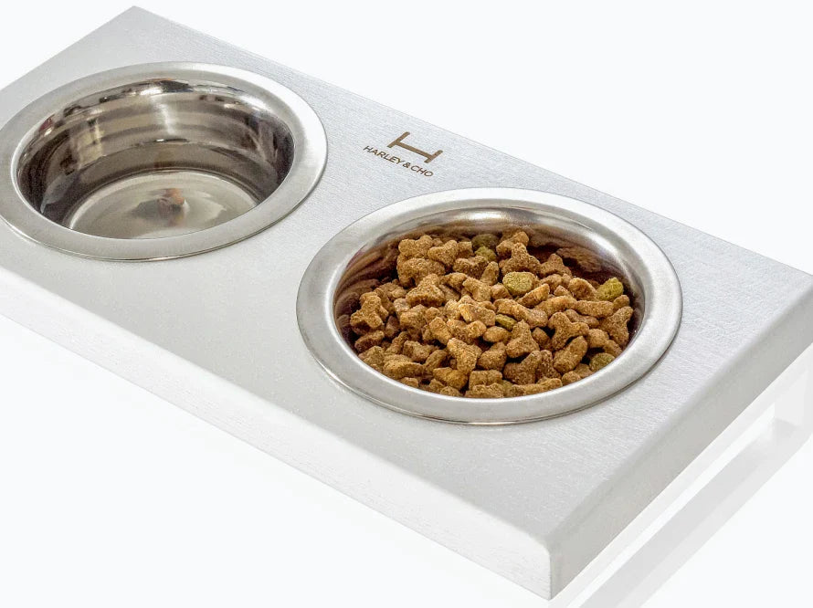 LUNCH BAR Katzennapf / Holz Napfständer mit zwei Edelstahlnäpfen für Katzen / weißer Metallrahmen