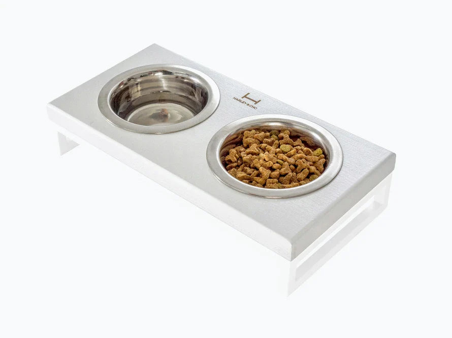 LUNCH BAR Hundenapf / Holz Napfständer mit zwei Edelstahlnäpfen für kleine Hunde / weißer Metallrahmen