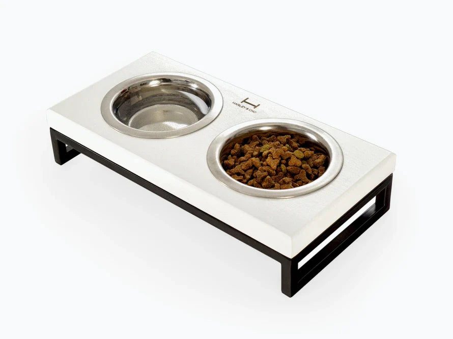 LUNCH BAR Hundenapf / Holz Napfständer mit zwei Edelstahlnäpfen für kleine Hunde / schwarzer Metallrahmen
