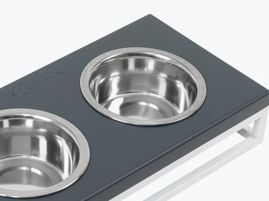 LUNCH BAR Katzennapf / Holz Napfständer mit zwei Edelstahlnäpfen für Katzen / weißer Metallrahmen