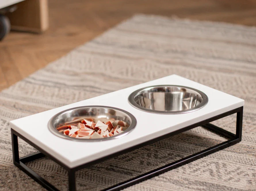 LUNCH BAR Hundenapf / Holz Napfständer mit zwei Edelstahlnäpfen für kleine Hunde / schwarzer Metallrahmen