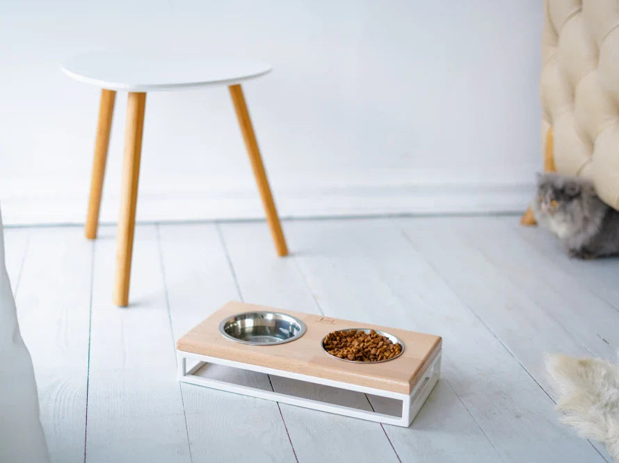 LUNCH BAR Hundenapf / Holz Napfständer mit zwei Edelstahlnäpfen für kleine Hunde / weißer Metallrahmen