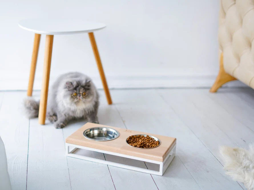 LUNCH BAR Katzennapf / Holz Napfständer mit zwei Edelstahlnäpfen für Katzen / weißer Metallrahmen