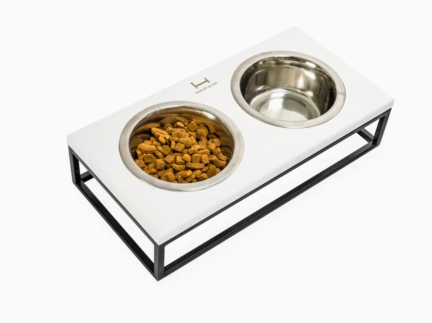 LUNCH BAR Hundenapf / Holz Napfständer mit zwei Edelstahlnäpfen für kleine Hunde / schwarzer Metallrahmen
