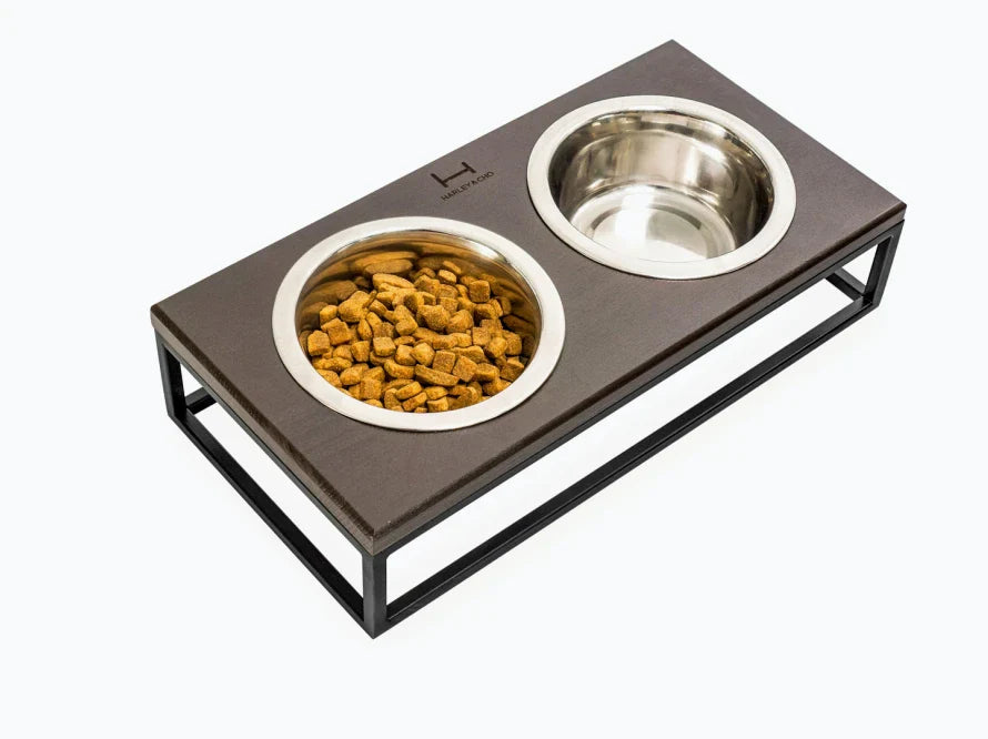 LUNCH BAR Hundenapf / Holz Napfständer mit zwei Edelstahlnäpfen für kleine Hunde / schwarzer Metallrahmen
