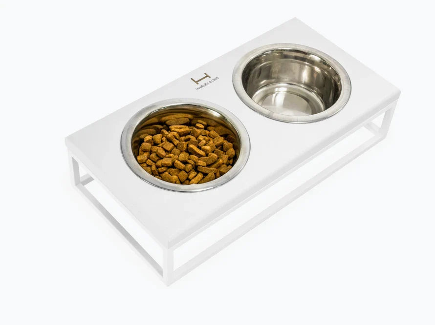 LUNCH BAR Katzennapf / Holz Napfständer mit zwei Edelstahlnäpfen für Katzen / weißer Metallrahmen