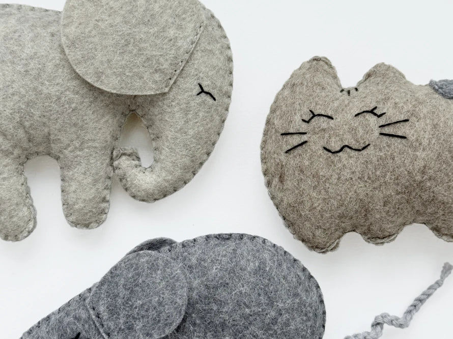MAUS SHANTI Katzenspielzeug mit Katzenminze aus Wollfilz / Handgemachte